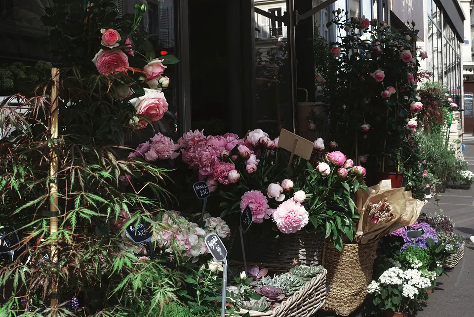 Roses and daisies on display outside a flower shop
